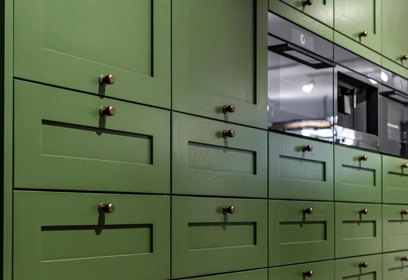 Technologia CNC w służbie designu – jak kształtować przestrzeń kuchenną?