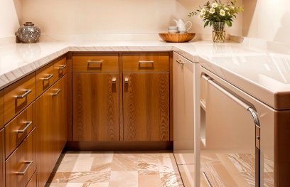 Nietypowe rozwiązania kuchenne – wyspy, barki, półwyspy z frontami frezowanymi